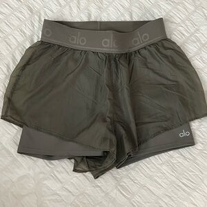 Alo yoga shorts size XS